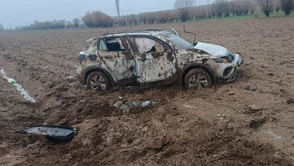 Şarampole devrilen otomobilde 2 kişi yaralandı
