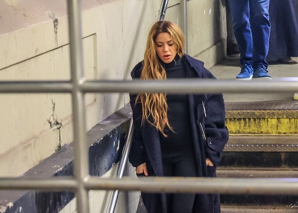Shakira, New York’ta metroda görüntülendi 6 Shakira, New York'ta metroda görüntülendi - 6