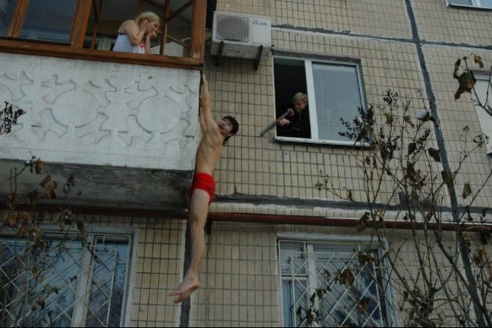 Девушкам на балконе можно не только курить но и мастурбировать