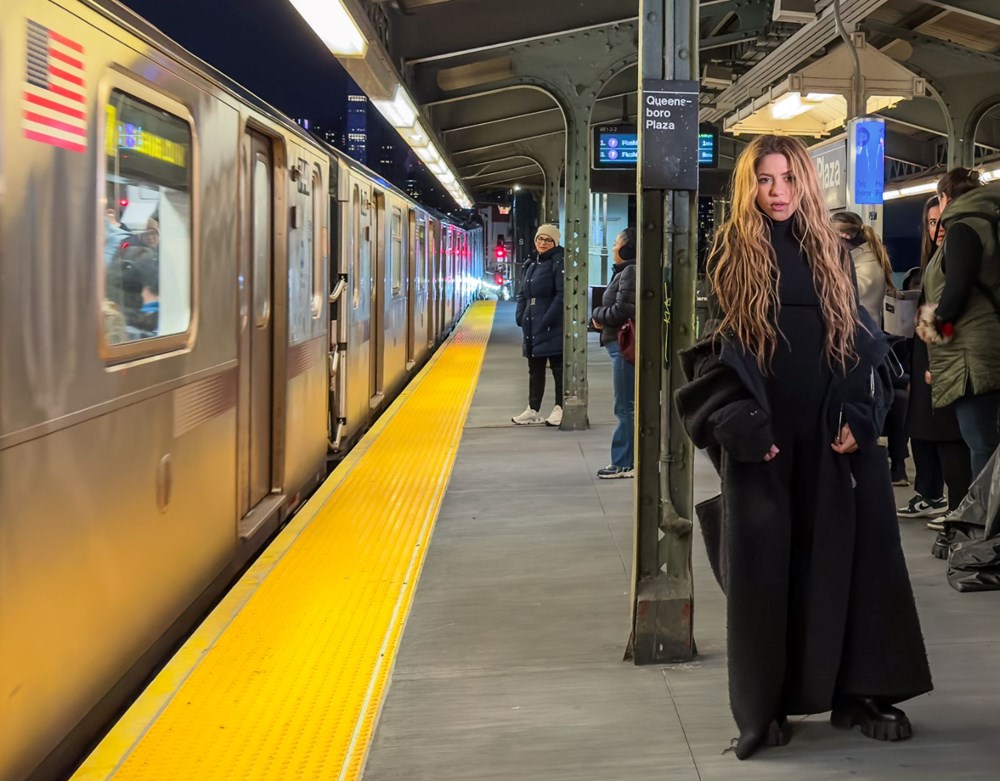 Shakira, New York’ta metroda görüntülendi 5 Shakira, New York'ta metroda görüntülendi - 5