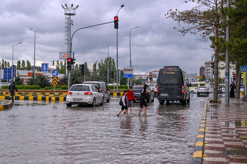 Van'ı sağanak vurdu: Yollar göle döndü, iş yerlerini su bastı - 8