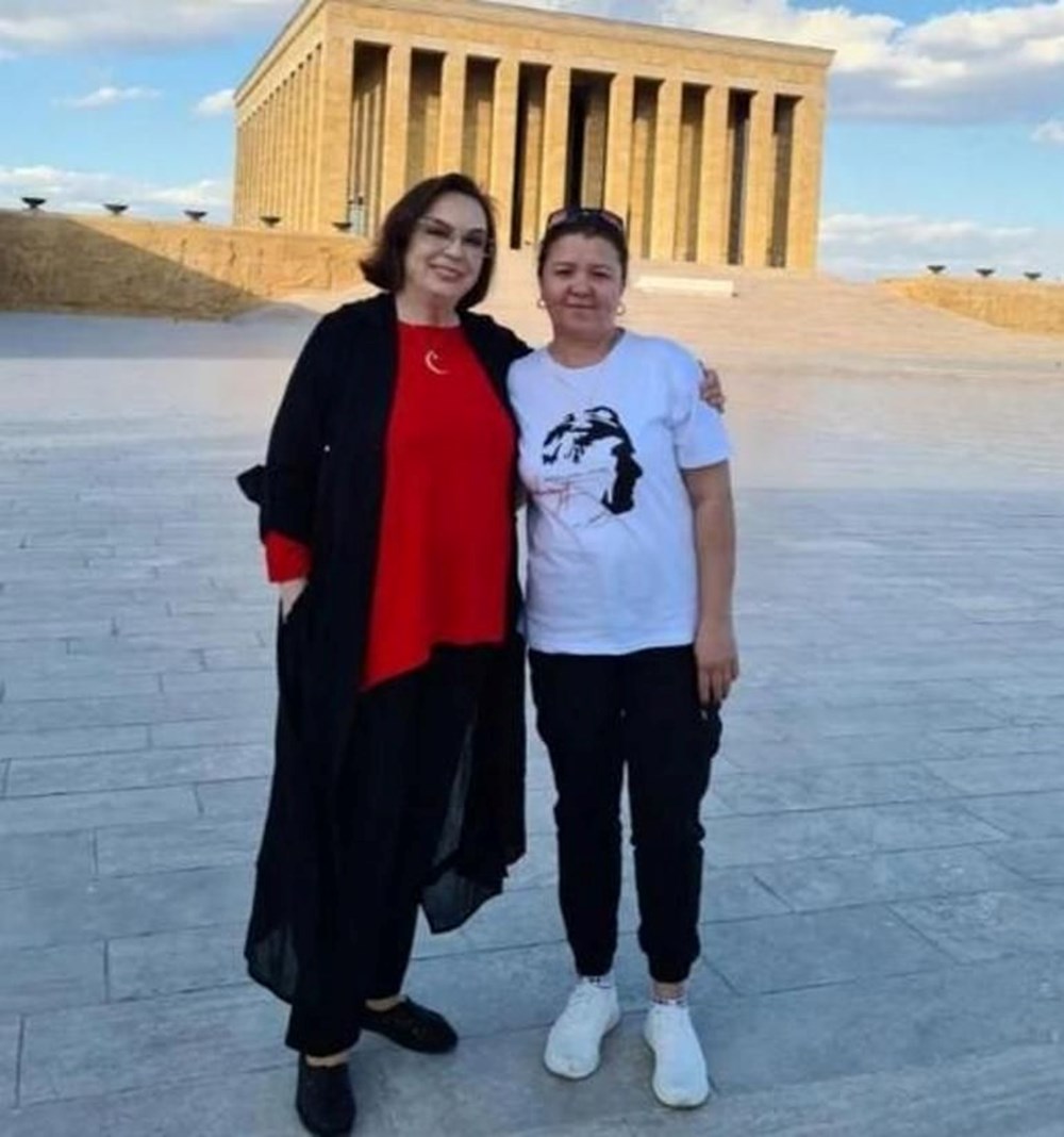 Ünlülerden 29 Ekim Cumhuriyet Bayramı ve Cumhuriyet’in 100. yılı kutlama mesajları 8 Ünlülerden 29 Ekim Cumhuriyet Bayramı ve Cumhuriyet'in 100. yılı kutlama mesajları - 7