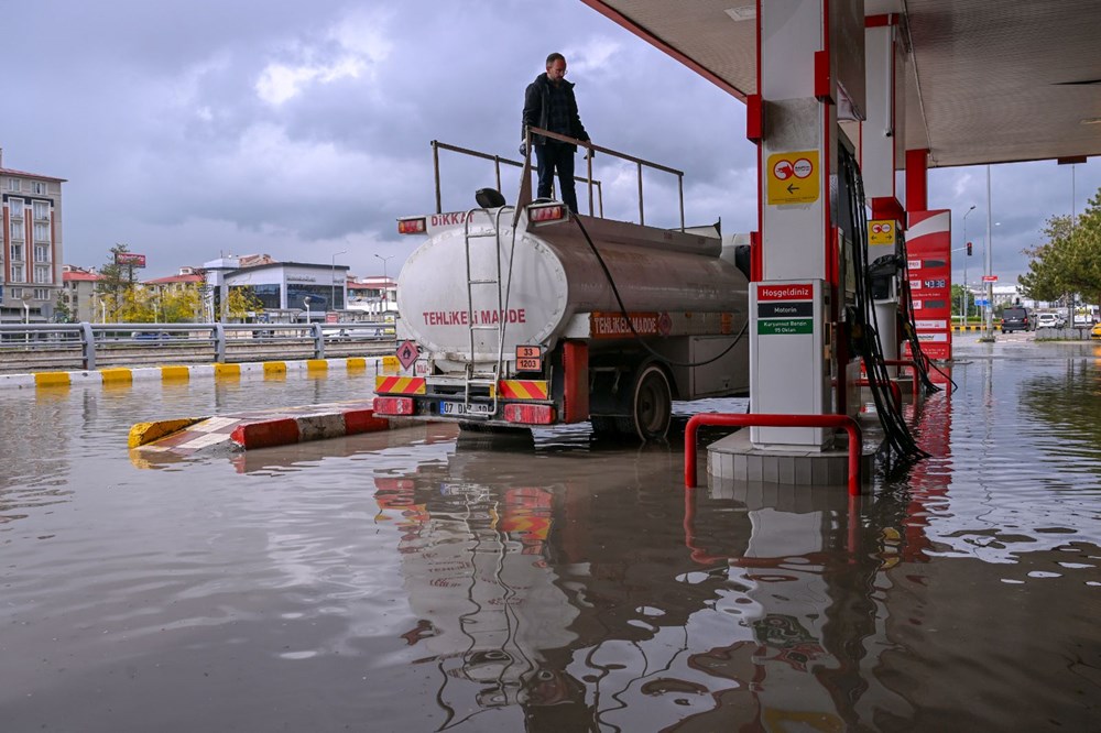 Van'ı sağanak vurdu: Yollar göle döndü, iş yerlerini su bastı - 5