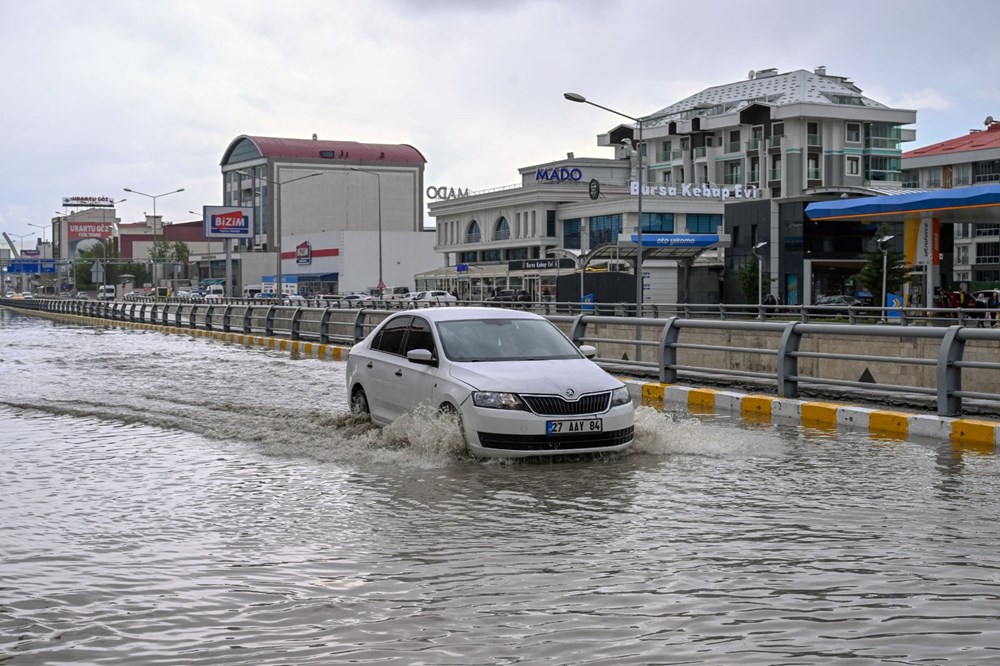 Van'ı sağanak vurdu: Yollar göle döndü, iş yerlerini su bastı - 7