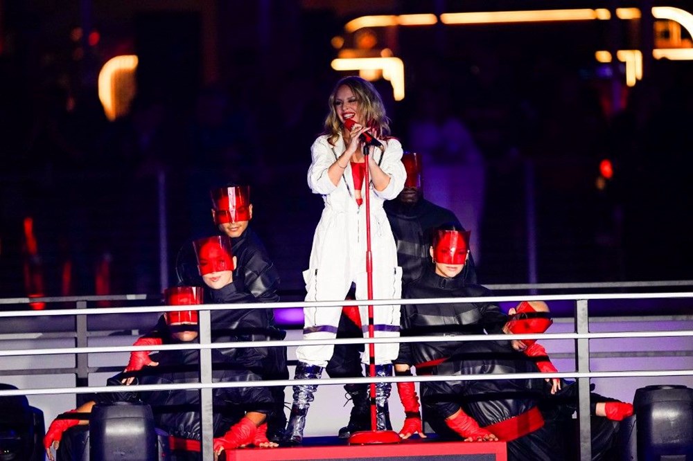 Las Vegas’taki Formula 1 yarışına ünlüler damga vurdu! 4 Las Vegas'taki Formula 1 yarışına ünlüler damga vurdu - 6