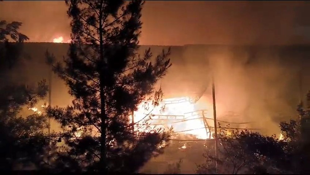 Diyarbakır'da yıldırım düşen depoda yangın: 20 milyon liralık zarar oluştu - 2