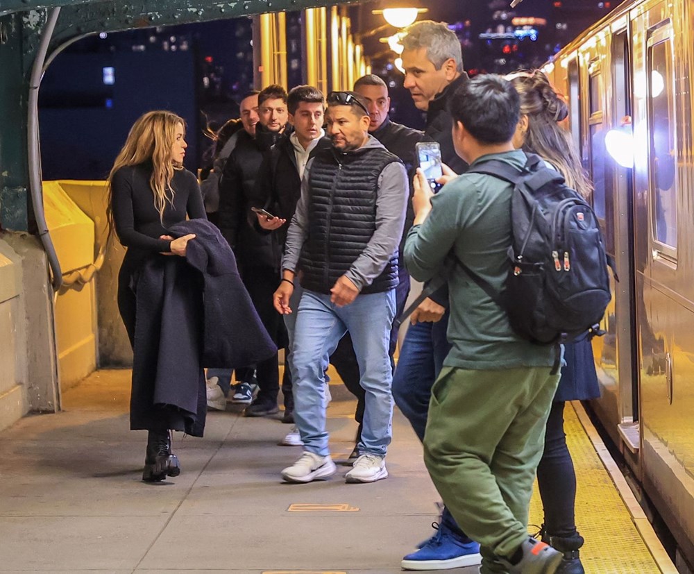 Shakira, New York’ta metroda görüntülendi 4 Shakira, New York'ta metroda görüntülendi - 4
