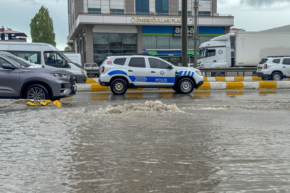 Van'ı sağanak vurdu: Yollar göle döndü, iş yerlerini su bastı - 6