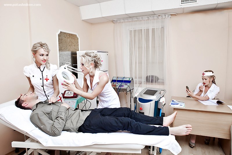 В больнице молодая медсестра и японка по очереди ебут пациента в наручниках
