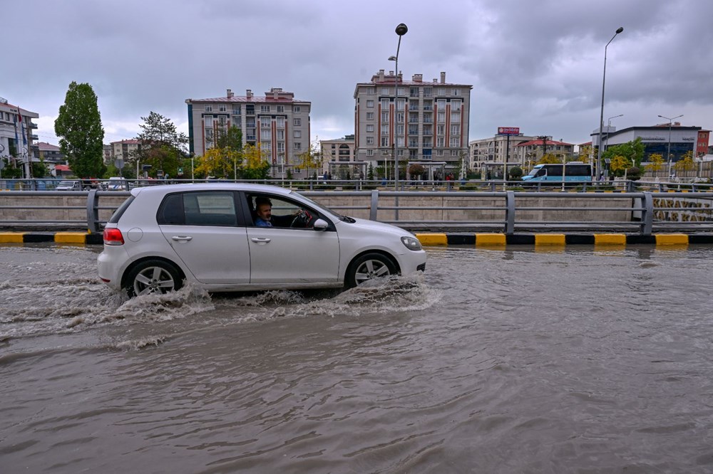 Van'ı sağanak vurdu: Yollar göle döndü, iş yerlerini su bastı - 3