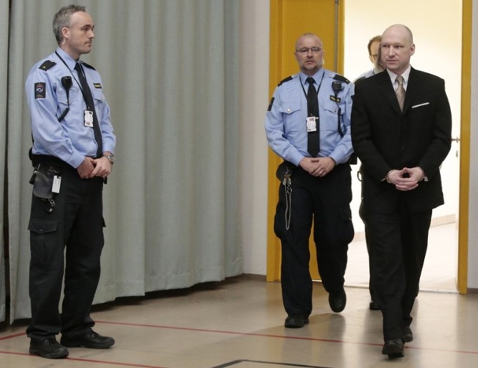 Televizyonlu bir hücrede diğer mahkumlardan tecrit edilmiş şekilde cezasını çeken Breivik’in dış dünyayla internet ya da telefonla irtibata geçmesi de yasak. Breivik’in avukatı Oystein Storrvik, müvekkilinin kaldığı başkent Oslo’nun yaklaşık 100 kilometre güneybatısındaki Skien Cezaevinde tecrit nedeniyle stresli olduğunu savundu.