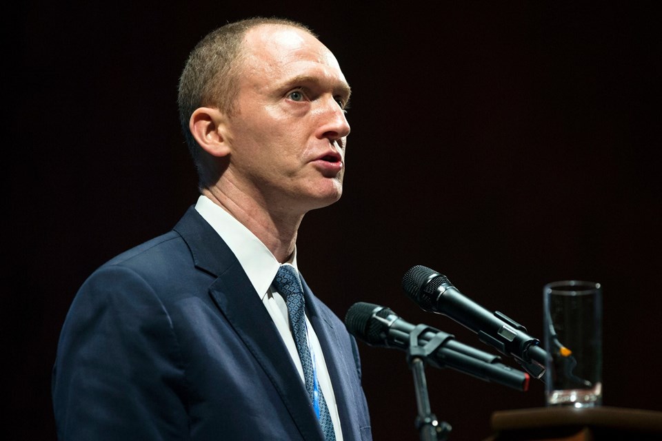 Trump'ın Rusya bağlantısını işadamı Carter Page'ın sağladığı belirtiliyor. Page'in ABD seçimi öncesi ve sonrasında Moskova'ya gizli ziyaretler gerçekleştirdiği ileri sürülüyor.