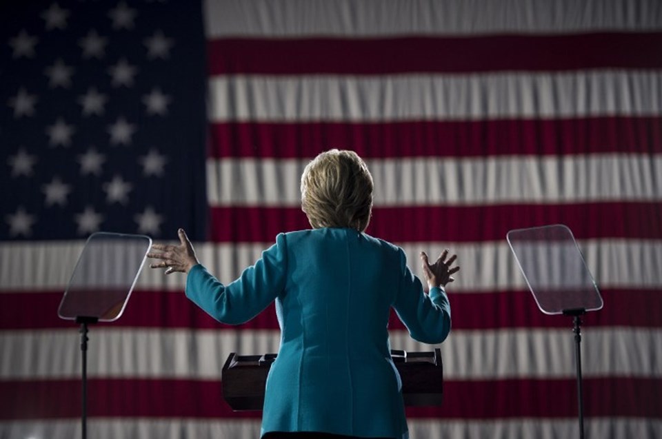 Hillary, anketlerde az farkla önde...