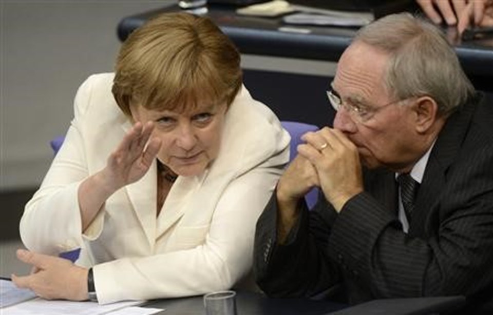 Almanya Maliye Bakanı Wolfgang Schaeuble (sağda) Alman Şansölye Merkel'in sağ kolu olarak gösteriliyor.