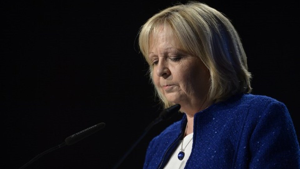 Sosyal Demokratlar'ın "Angela Merkel"i olarak nitelendirilen Hannelore Kraft seçimde ağır bir yenilgi alarak partideki tüm görevlerinden istifa etmek zorunda kaldı.