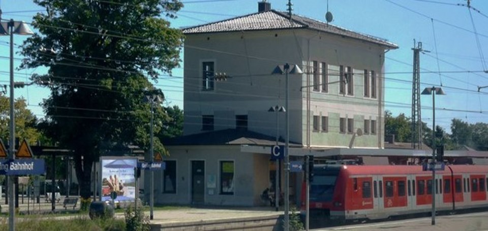Almanya'nın Grafing kentinde bıçaklı saldırgan tren istasyonunda yolculara rastgele saldırdı.