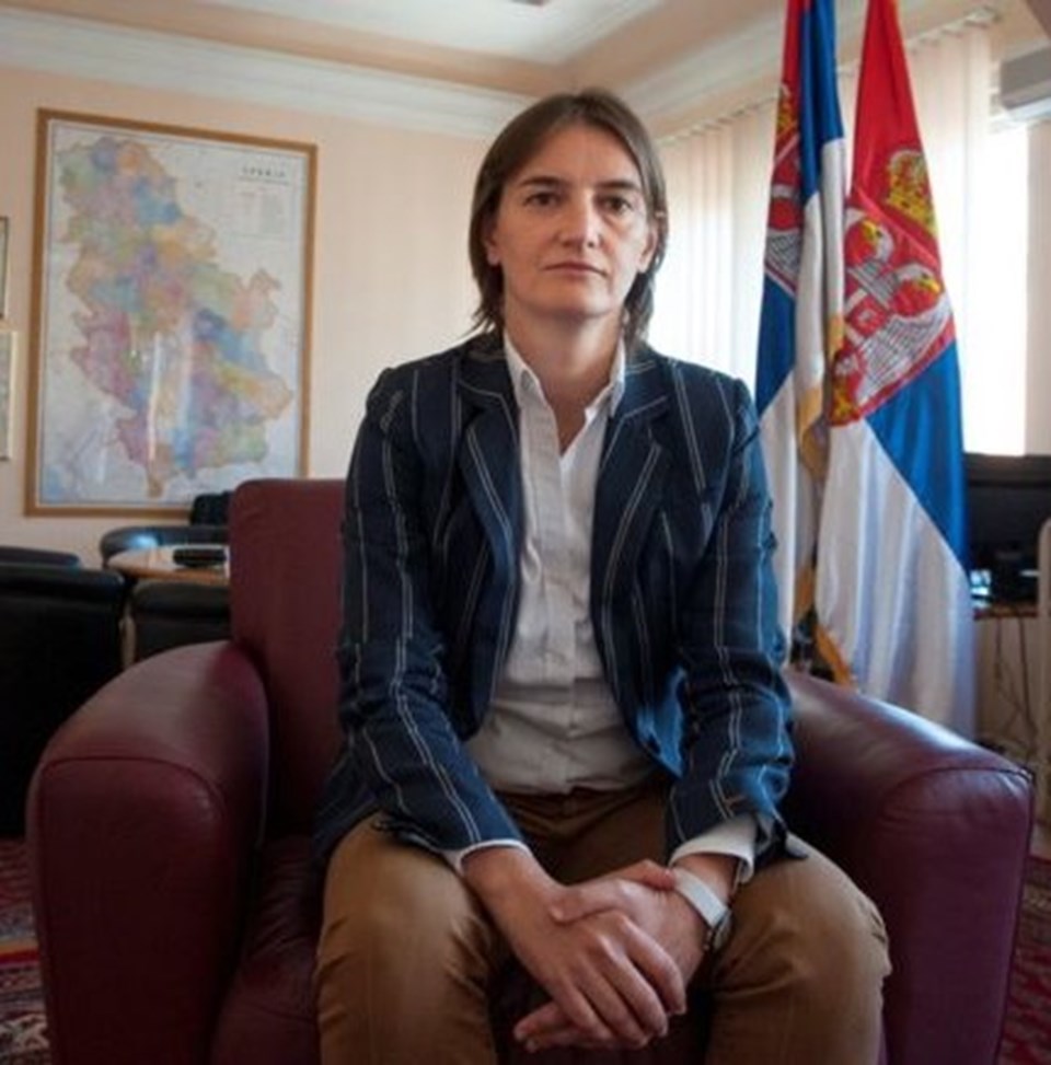 İlk kadın başbakan Ana Brnabiç (41) üniversite eğitimini İngiltere'de aldı. Daha önce de kamu yönetimi ve yerel yönetimlerde görev almıştı