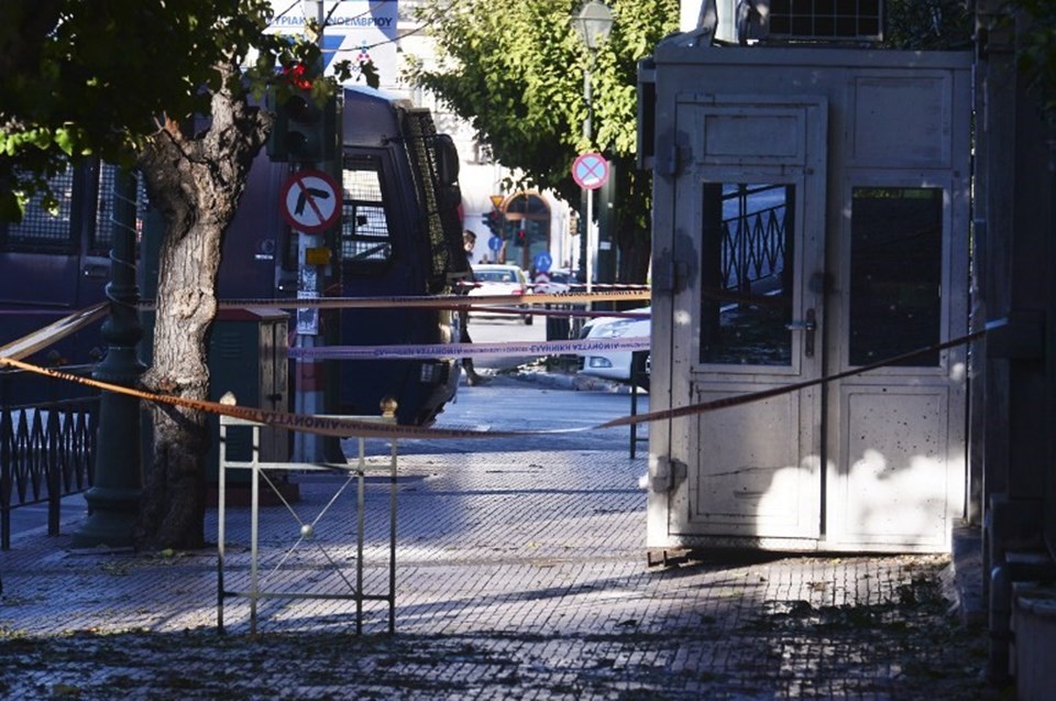 Bombalı saldırı sonrası Yunan polisi, Fransa Büyükelçiliği önünde geniş güvenlik önlemleri aldı.