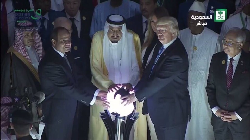 Suudi Arabistan ziyaretinde Trump'ın Kral Salman ve Sisi ile bir açılıştaki bu görüntüsü gündem olmuştu. 