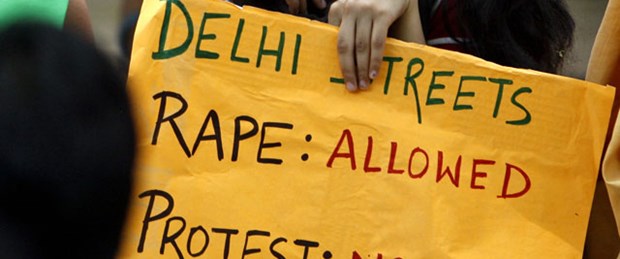Delhi'de öğrenciye otobüste 'toplu tecavüz'