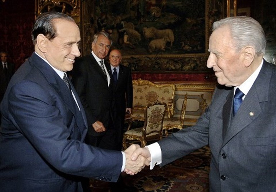Ciampi, 27 Nisan 1994'te Başbakanlık görevini Silvio Berlusconi'ye devretmişti.