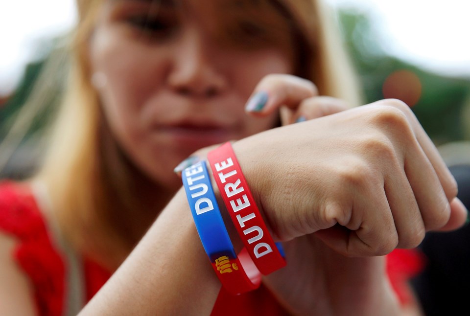Oyların yüzde 39'unu alan Duterte zaferini ilan etti. Duterte ile Filipinler'in diktatörlük dönemine geçeceğinden endişe ediliyor.