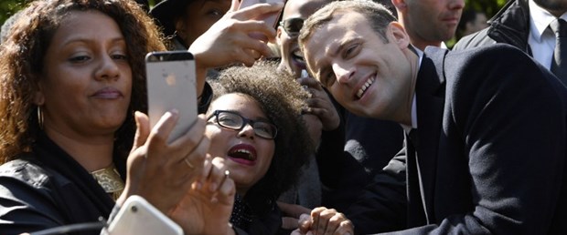 fransa macron ziyaret merkel120517.jpg