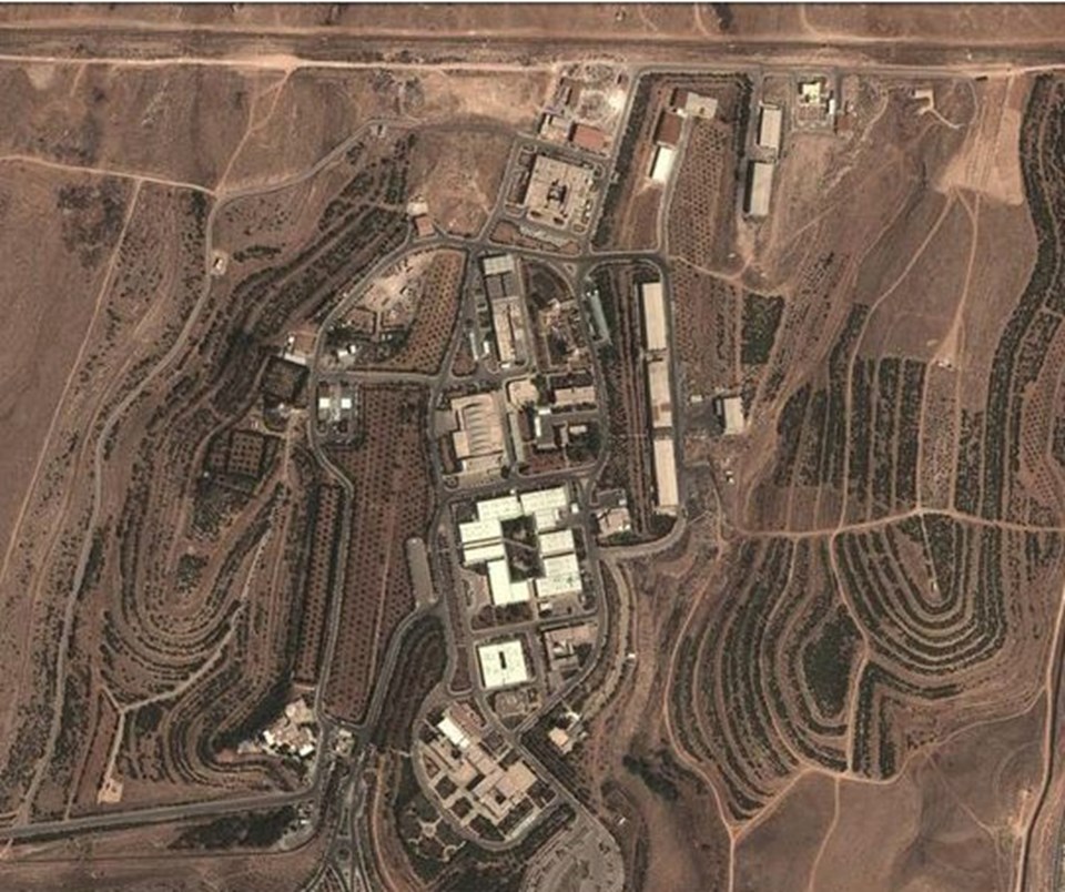 Suriye ordusunun vurulduğunu açıkladığı bilimsel araştırma tesisinin uydu görüntüsü.