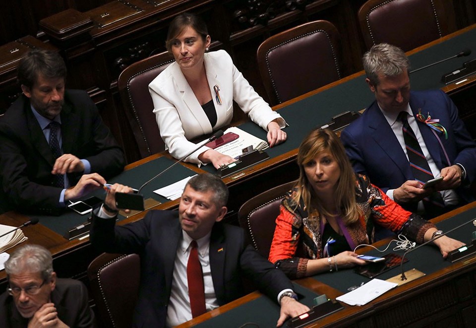 Tasarının yasalaşmasının ardından Reform Bakanı Maria Elena Boschi...
