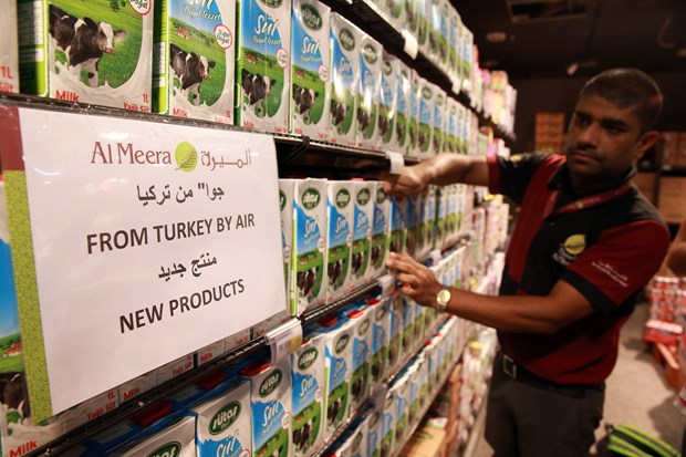 Uygulanan siyasi ve ekonomik ambargo sonrası Katar'a, Türkiye'den gıda ürünü almaya başladı. Türkiye'den giden ürünler Katar marketlerinde büyük ilgi görüyor. ,-KOk6BFIv0CpgEwFYDSV4Q