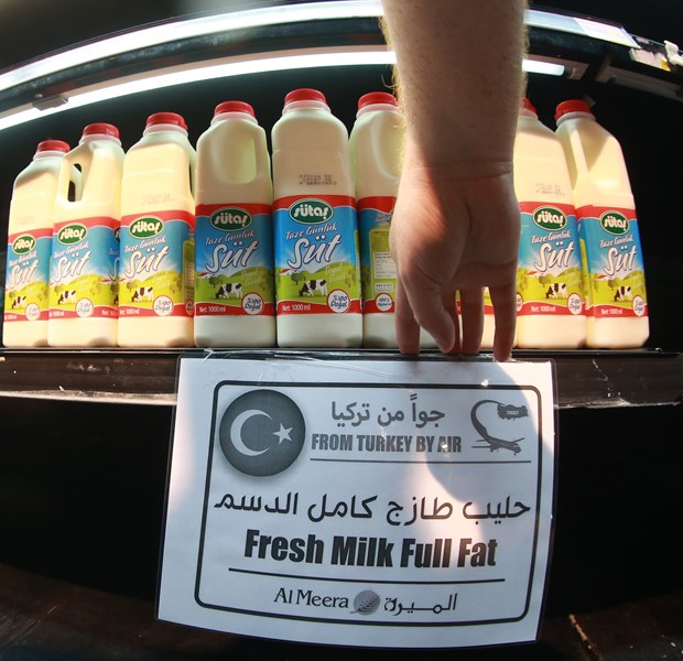 Uygulanan siyasi ve ekonomik ambargo sonrası Katar'a, Türkiye'den gıda ürünü almaya başladı. Türkiye'den giden ürünler Katar marketlerinde büyük ilgi görüyor. ,oFsnNxgc0kuFyDJSzgLhnw