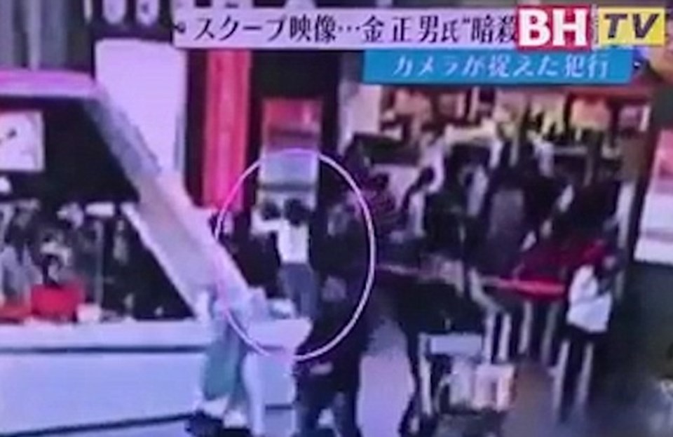 Genç bir kadın, Kuzey Kore lideri Kim Jong un'un kardeşine arkadan yaklaşarak, yüzüne bir bez kapatıyor.