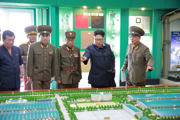 Güney Kore ve ABD'yi Kore yarımadasında "savaş çıkarmak"la suçlayan Kuzey Kore lideri Kim Jong Un iki ülkeyi nükleer silahla tehdit etti. ,3Q9qo1nWKkycMIM0koJCXQ