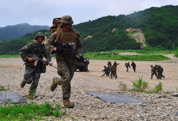 Güney Kore ve ABD'yi Kore yarımadasında "savaş çıkarmak"la suçlayan Kuzey Kore lideri Kim Jong Un iki ülkeyi nükleer silahla tehdit etti. ,FWl3IwbOh0uE-Q10DAB4Qg
