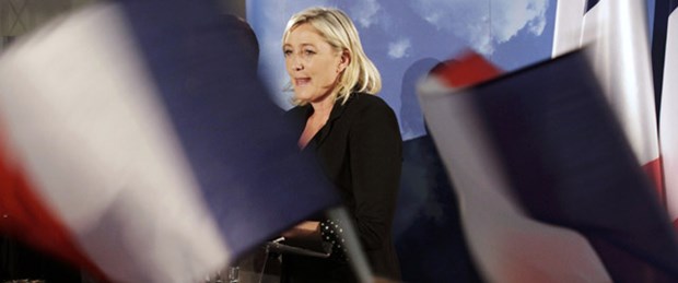 Le Pen merkez sağa diz çöktürdü