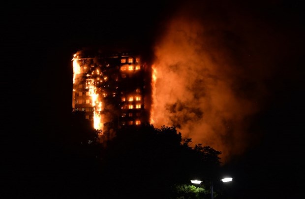 Başkent Londra'daki Grenfell Tower isimli 24 katlı bina alevler içinde kül oldu, yetkililer ölü sayısının 17 olduğunu bildirdiler. ,4bN1c-EH2EGv4D_sS-H1Aw