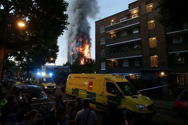 Başkent Londra'daki Grenfell Tower isimli 24 katlı bina alevler içinde kül oldu, yetkililer ölü sayısının 17 olduğunu bildirdiler. ,76yu_bMaPEmsMXk0KquAWQ