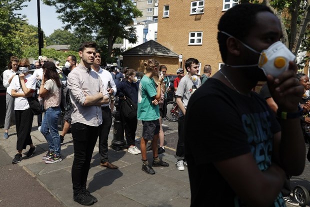 Başkent Londra'daki Grenfell Tower isimli 24 katlı bina alevler içinde kül oldu, yetkililer ölü sayısının 17 olduğunu bildirdiler. ,Bvln1InBAEKgb2fnlySQzA