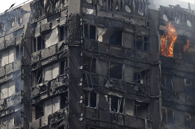 Başkent Londra'daki Grenfell Tower isimli 24 katlı bina alevler içinde kül oldu, yetkililer ölü sayısının 17 olduğunu bildirdiler. ,GonmyZ-IcEidCvgeBejtfw