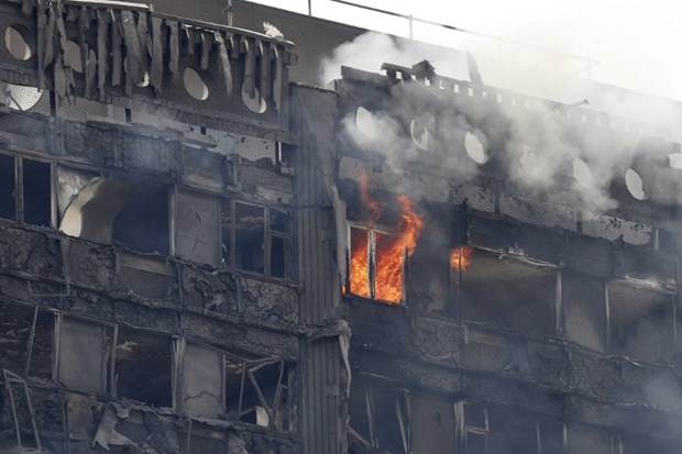 Başkent Londra'daki Grenfell Tower isimli 24 katlı bina alevler içinde kül oldu, yetkililer ölü sayısının 17 olduğunu bildirdiler. ,K_X6MZS5F0ySgwEi_EBh3g