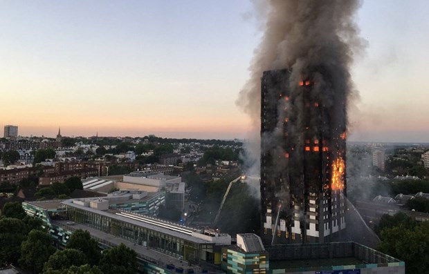 Başkent Londra'daki Grenfell Tower isimli 24 katlı bina alevler içinde kül oldu, yetkililer ölü sayısının 17 olduğunu bildirdiler. ,OGZ6lffJjU6-agxpw98p_A