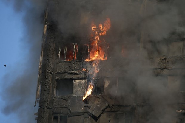 Başkent Londra'daki Grenfell Tower isimli 24 katlı bina alevler içinde kül oldu, yetkililer ölü sayısının 17 olduğunu bildirdiler. ,QFPmxRtw6EWL3cyIlep3Ug