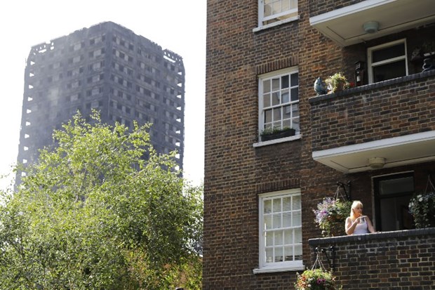 Başkent Londra'daki Grenfell Tower isimli 24 katlı bina alevler içinde kül oldu, yetkililer ölü sayısının 17 olduğunu bildirdiler. ,Rh2hrZdyKE-REq0uNvE0iA