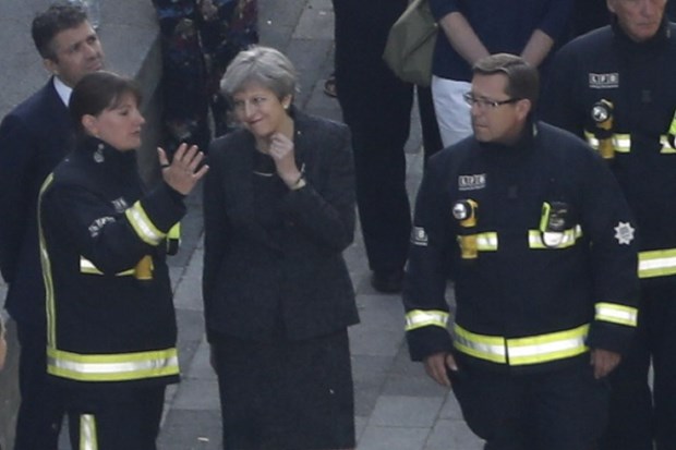 Başkent Londra'daki Grenfell Tower isimli 24 katlı bina alevler içinde kül oldu, yetkililer ölü sayısının 17 olduğunu bildirdiler. ,Vup0hyxp_EayhrQf5ws7Bg