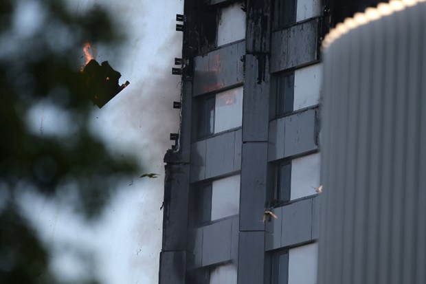 Başkent Londra'daki Grenfell Tower isimli 24 katlı bina alevler içinde kül oldu, yetkililer ölü sayısının 17 olduğunu bildirdiler. ,icPWgfaqWEyRrTwdvIs7rw