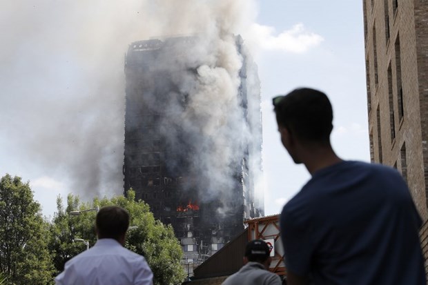 Başkent Londra'daki Grenfell Tower isimli 24 katlı bina alevler içinde kül oldu, yetkililer ölü sayısının 17 olduğunu bildirdiler. ,wWTPp3uoQE6lPj-GCE68ww