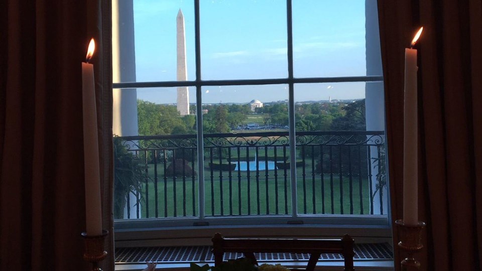 Melania Trump Beyaz Saray'daki yeni evinin penceresinden bu fotoğrafı paylaştı.
