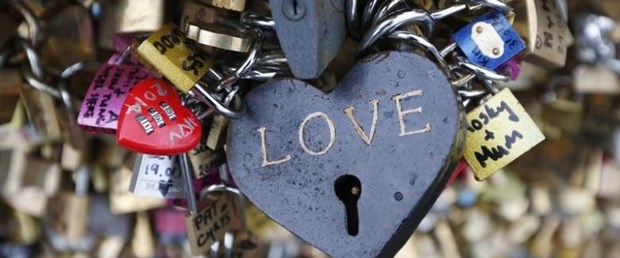paris love lock.jpg