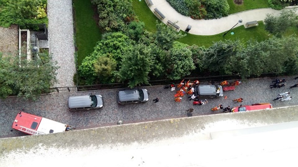 Fransa'nın başkenti Paris'te devriye gezen askerlerin üzerine araç sürüldü. Olayda 6 asker yaralandı.