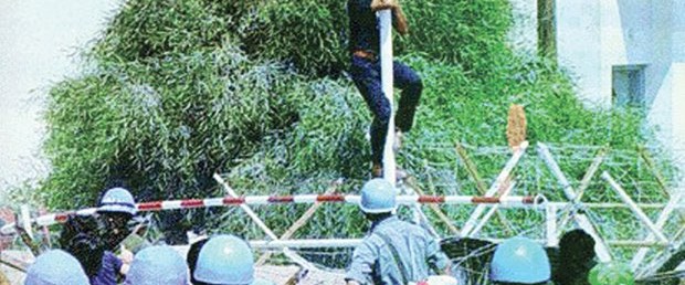 Rum motosikletliler sınırı kapattı